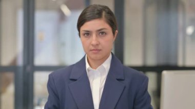 Ev Anahtarlarını Gösteren Hintli İş kadınının Portresi