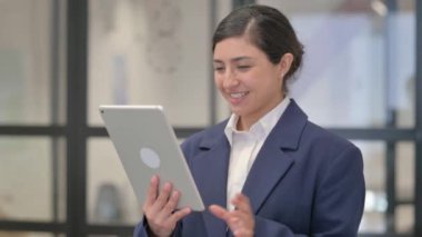 Tablette Video Sohbeti Yapan Hintli İş kadınının Portresi