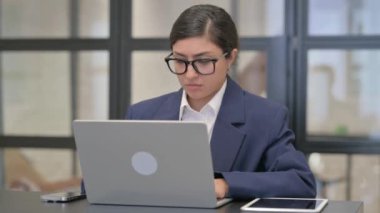 Dizüstü bilgisayarda yazarken Öksüren Hasta Karışık Yarış İşkadını