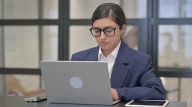 Melez Irk İşkadını Bilgisayarda çalışırken Kameraya Bakıyor