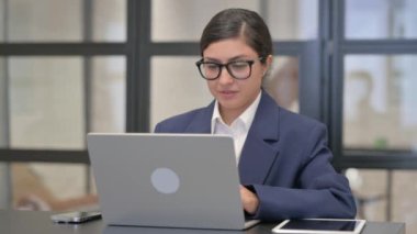 Karışık Yarış İşkadını Ofiste Çalışırken Kamerayı Gösteriyor