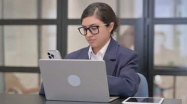 Karışık Irk İş Kadını İş yerinde Telefonda Konuşuyor