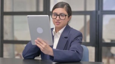Konuşan Karışık Irk İş Kadını Tablette Sohbet Ediyor