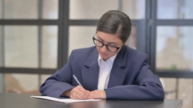 Karışık Irk İş Kadını Ofiste Mektup Yazıyor