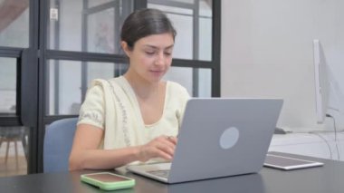 Ofiste dizüstü bilgisayarda çalışan Hintli kadın.