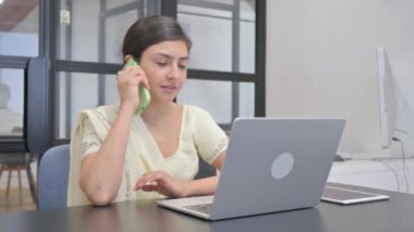 İş yerinde konuşan Hintli kadın.