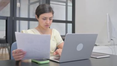 Belgeler ve Laptop Üzerinde Çalışan Hintli Kadın