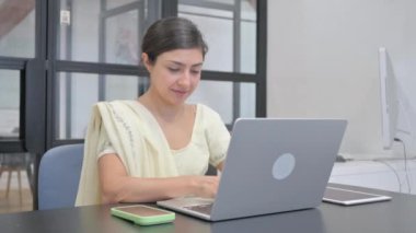 Dizüstü bilgisayarda çalışan Hintli Kadın Başparmağını kaldırdı