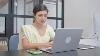 Ofiste Çalışırken Kamerayı Gösteren Hintli Kadın