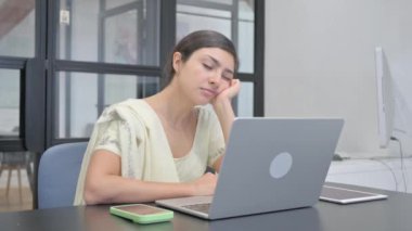 Dizüstü bilgisayarın önünde uyuyan yorgun Hintli Kadın