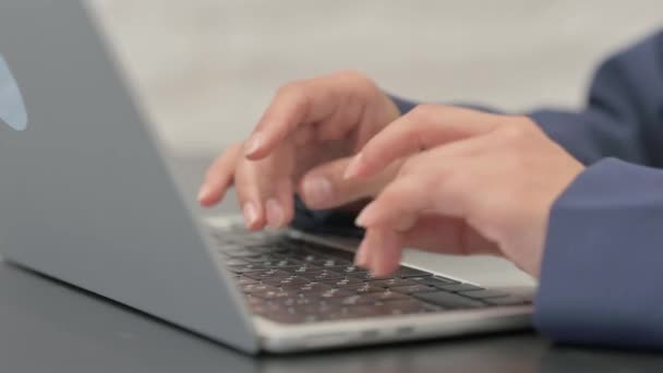 Κοντινό Πλάνο Του Mixed Race Businesswoman Πληκτρολογώντας Στο Laptop — Αρχείο Βίντεο