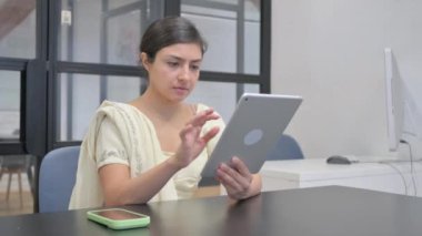 Tabletinde Kayıp Hintli Kadın