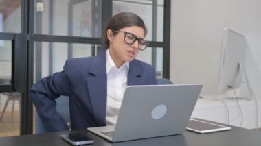 Ofisinde Sırt Ağrısı Olan Hintli İş Kadını