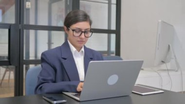 Kendine güvenen Hintli iş kadını Ofisteki Kameraya Bakıyor