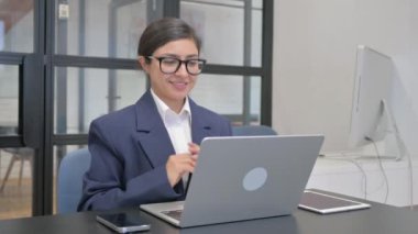 Hintli İş Kadını 'ndan Müşterilerle Çevrimiçi Video Sohbeti
