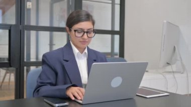 Dizüstü bilgisayar kullanan Hintli İş Kadınından Başparmak İndirme