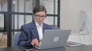 Ofisteki Kameraya Bakan Hintli İş kadınının Reddetme Hareketi