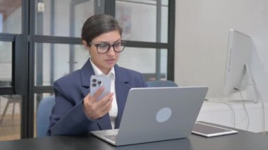 İş İçin Dijital Aygıtları Kullanan Hintli İş Kadını