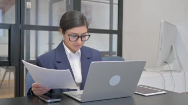 Kağıtlar: Hintli İş Kadını Laptop Kullanıyor