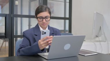 İş yerindeki Hintli İş kadınından telefon konuşması