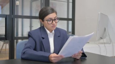 Hintli İş Kadını Ofiste İş Raporu Okuyor