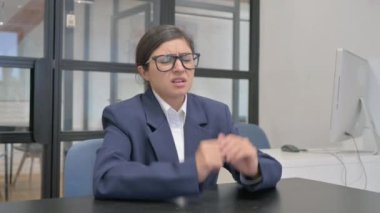 İş yerinde endişeli Hintli İş Kadını Endişeli