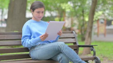 Açık havada oturan Hintli Kadın Belgeleri Okurken Şok Oldu