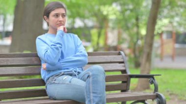 Düşünceli Hintli Kadın Bench 'te otururken düşünüyor