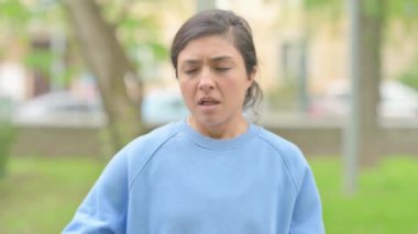 Hasta ve Öksüren Genç Hintli Kadın 'ın Açık Hava Portresi