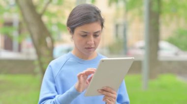 Dijital Tablet Kullanan Genç Hintli Kadın Portresi