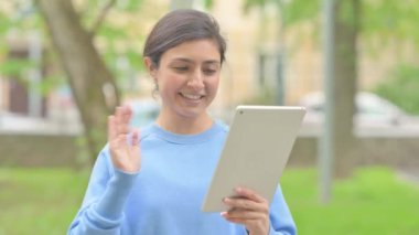 Tablet 'te Video Sohbeti Yapan Genç Hintli Kadın Açık Hava Portresi