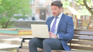 Bankta otururken iş adamından online görüntülü sohbet dizüstü bilgisayarda
