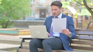 Bench 'te Dokümanlar ve Laptop Oturarak Kutlama Yapan İşadamı