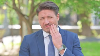 Diş Ağrısı ve Enfeksiyonu Olan Orta Çağ İşadamının Açık Hava Portresi