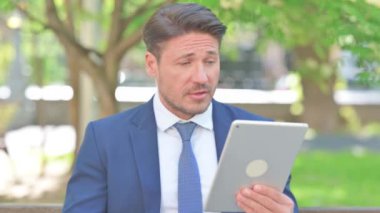 Tablet 'te Video Sohbeti Yapan Orta Çağ İşadamının Açık Hava Portresi