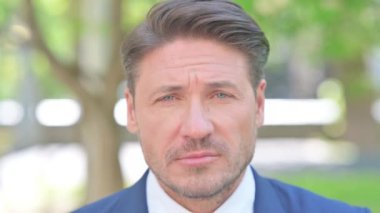 Dişağrısı ve enfeksiyonlu İş Adamı Yüzü 'nün Kapalı Kapısı