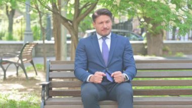 Mutsuz Orta Çağ İşadamı Hüsranla Dışarıda Oturuyor
