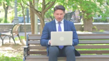 Orta Çağ İşadamı Laptop Kullanıyor, Dışarıda Oturuyor