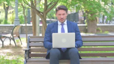 Disarida Laptop Kullanırken Kameraya Bakan Orta Çağ İşadamı