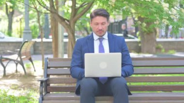 Orta Çağ İşadamı Bilgisayarı Dışarıya Kullanırken Kamerayı Gösteriyor