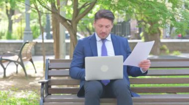 Orta Çağ İşadamı Evraklar ve Laptop üzerinde çalışıyor, Dışarıda Oturuyor