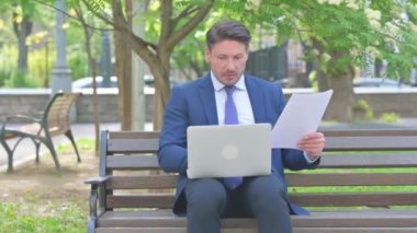 Ortaçağ İşadamı Dokümanlar ve Laptop Açık havada Oturma Sonuçlarını Kutluyor