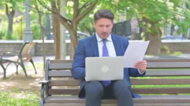 Orta Çağ İşadamı Doküman ve Laptop 'ta kayıplar yaşıyor.