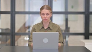 Öksüren Yetişkin Kadın Dizüstü bilgisayarda çalışıyor