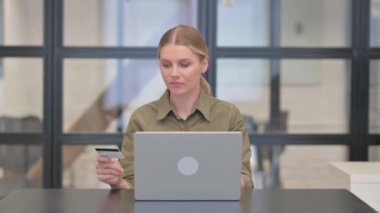 Olgun Yetişkin Kadın Çevrimiçi Bankacılıktan Hoşlanıyor