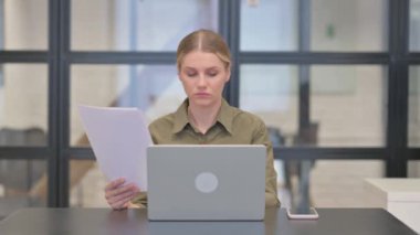 Dokümanlar ve Laptop üzerinde çalışan Olgun Yetişkin Kadın