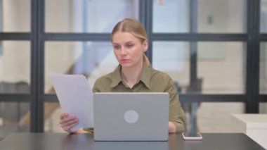 Yetişkin Kadın İş Sözleşmesi Okurken Üzülüyor