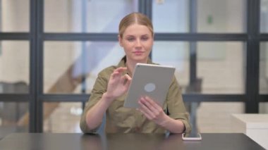 Ofiste Dijital Tablet kullanan Olgun Yetişkin Kadın