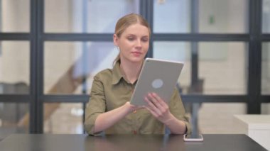 Olgun Yetişkin Kadın Sayısal Tablette Çevrimiçi Başarı Kutlaması