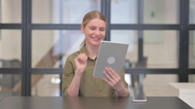 Yetişkin Kadın Ofiste Tablet 'te Video Sohbeti Yapıyor